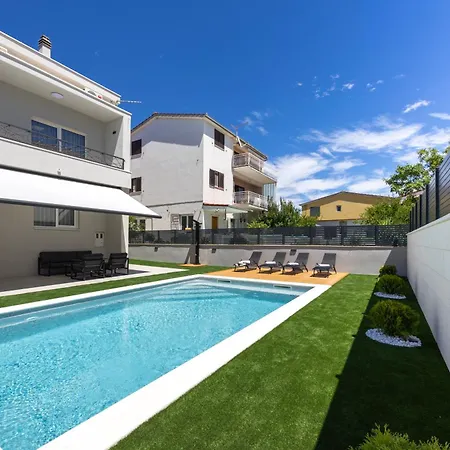 アパート Holiday Home Jolive Kaštela